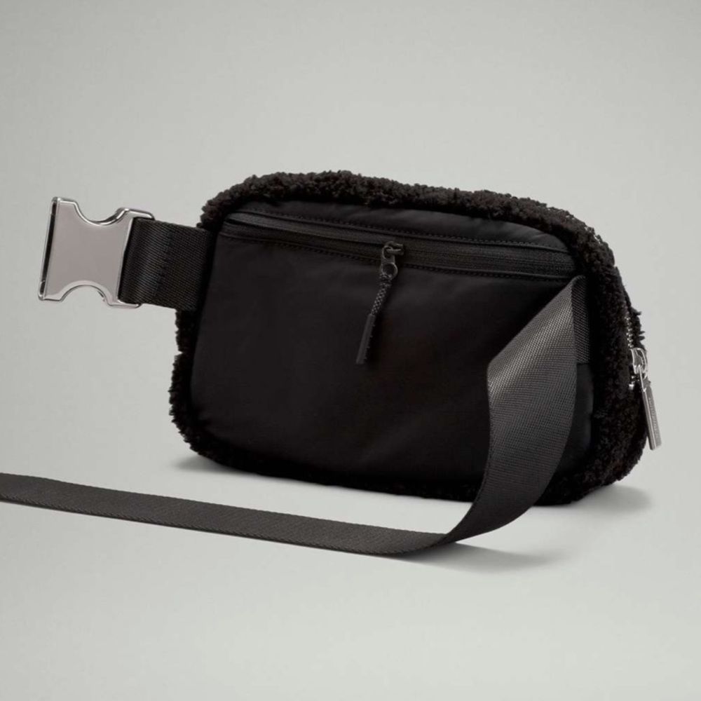 NEW Lululemon Everywhere Belt Bag Black Fleece 1L - Picture 4 of 16